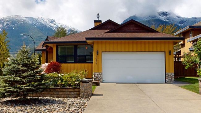 1024 Wenda Place, House other with 3 bedrooms, 2 bathrooms and 4 parking in Squamish BC | Image 1