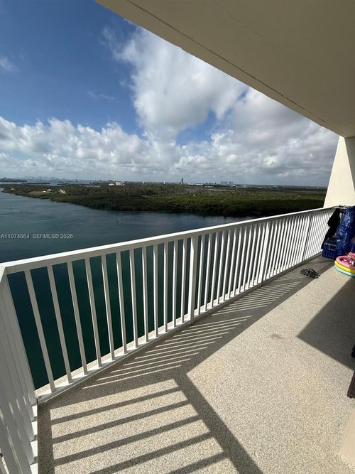 2106-300 Bayview Dr, Sunny Isles Beach, FL, 33160 | Card Image