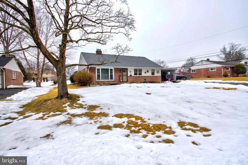 825 Robin Rd, Lancaster, PA, 17601-2044 | Card Image