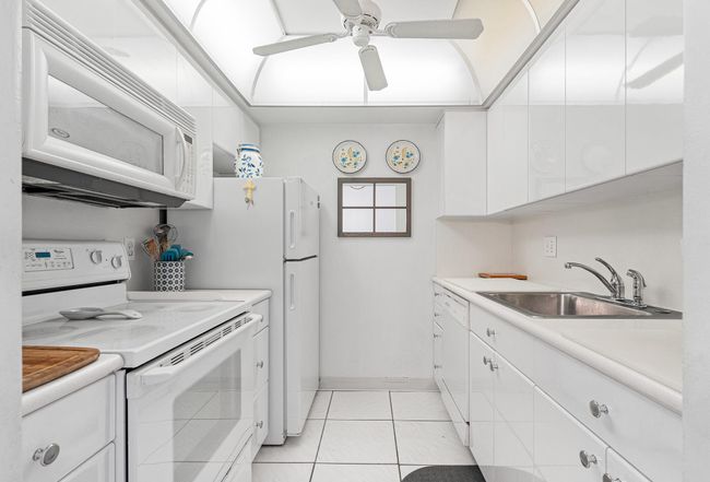 APT-107 - 419 Golden Isles Dr, Condo with 1 bedrooms, 1 bathrooms and null parking in Hallandale Beach FL | Image 15