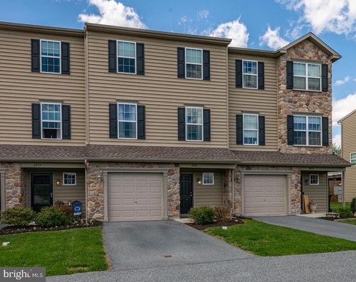 2041 Crown Mill Dr, Mohrsville, PA, 19541-9403 | Card Image