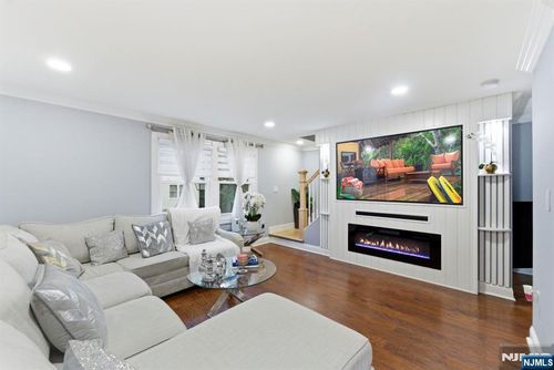80 Summer St, Passaic, NJ, 07055-8660 | Card Image
