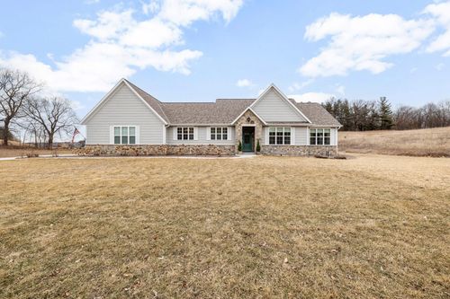 1990 Paradise Dr, West Bend, WI, 53095-7870 | Card Image