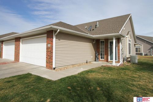8976 Broken Spoke Dr, Lincoln, NE, 68507-3403 | Card Image