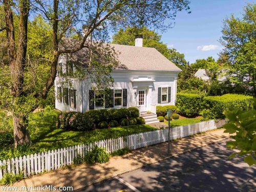 27 Spring St, Vineyard Haven, MA, 02568-5500 | Card Image
