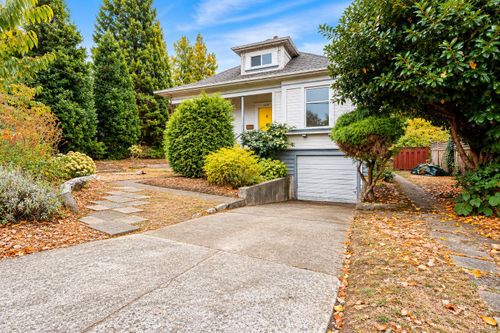 1215 Queens Ave, Victoria, BC, V8T1N1 | Card Image