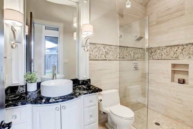 Full bathroom near the office. | Image 17