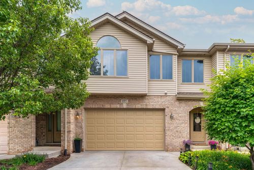 695 E Nerge Rd, Roselle, IL, 60172-4820 | Card Image