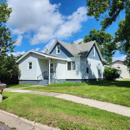 711 Oak St, Lisbon, ND, 58054-4256 | Card Image