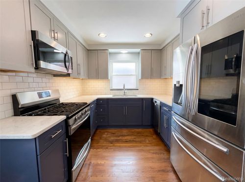 1912 Littlestone Rd, Grosse Pointe Woods, MI, 48236-1995 | Card Image