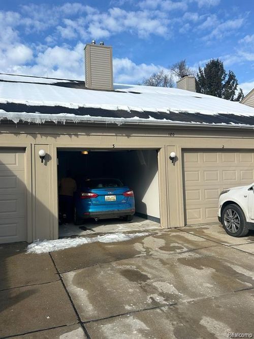 unit-3-180 Pine Tree Ridge Dr, Waterford, MI, 48327-4323 | Card Image