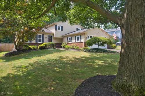 424 Woodlake Dr, Medina, OH, 44256-2940 | Card Image