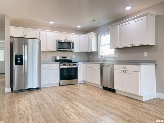 1203 E Reeves St, House other with 3 bedrooms, 2 bathrooms and null parking in Marion IL | Image 6