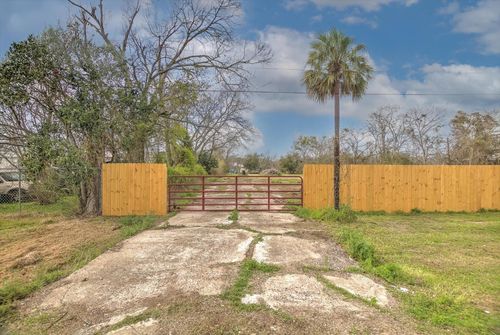 301 Oakland St, Baytown, TX, 77520-1140 | Card Image