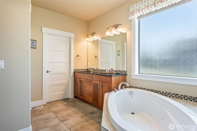 Primary Bathroom suite soaking tub | Image 10