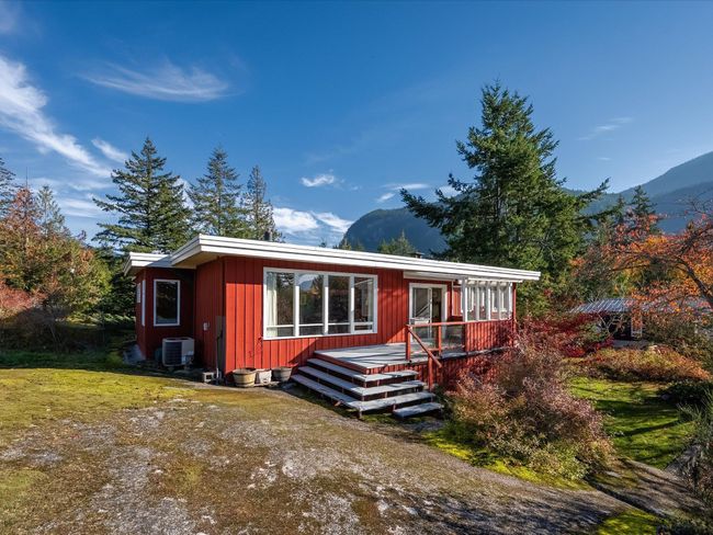 38255 Vista Crescent, House other with 4 bedrooms, 2 bathrooms and 6 parking in Squamish BC | Image 1