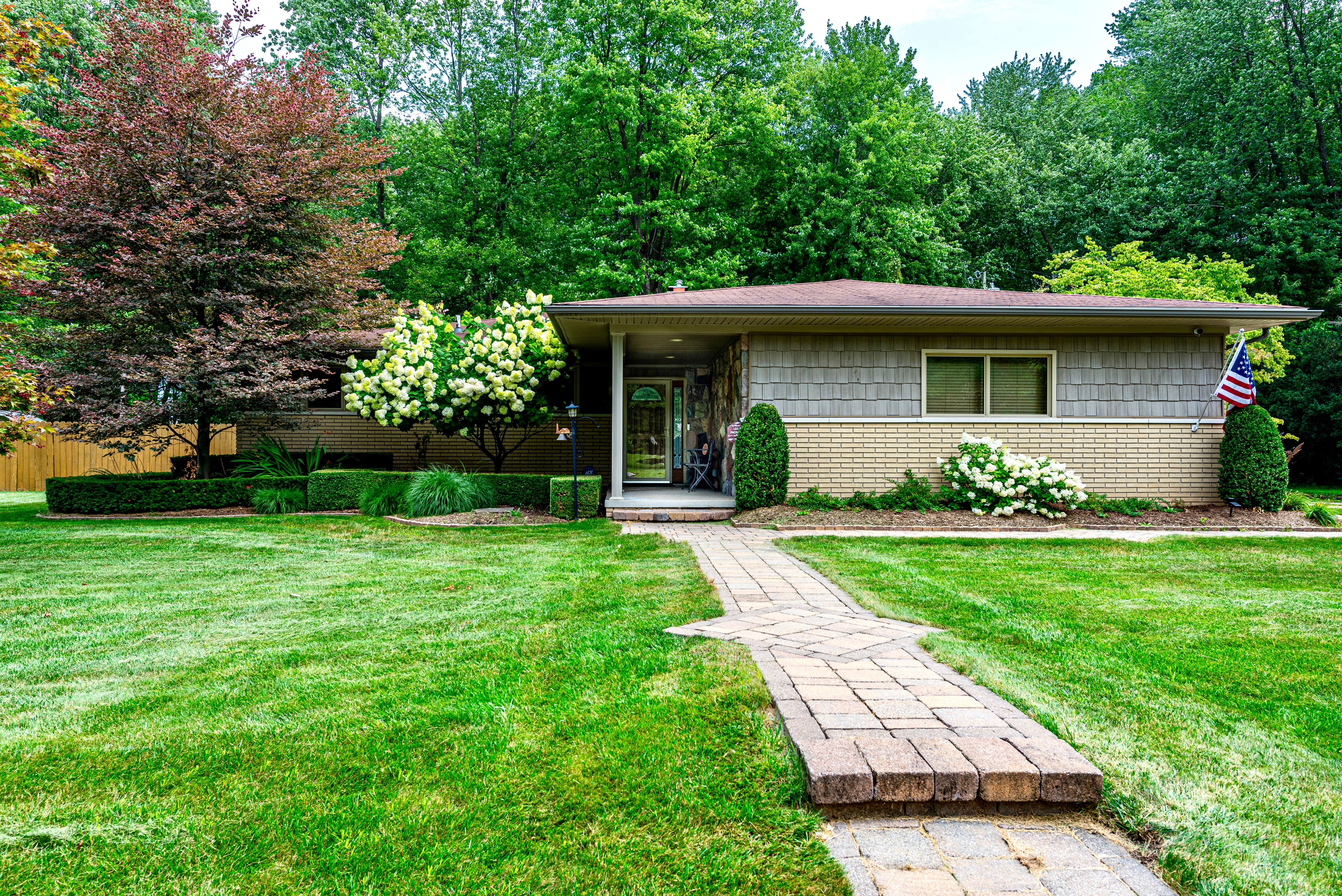 Dumbarton St, Harrison Township, MI 48045