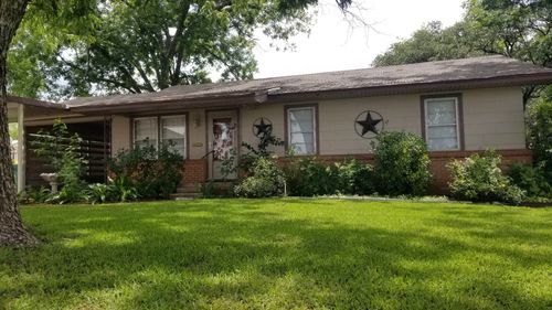 1100 N Houston St, Comanche, TX, 76442-1746 | Card Image