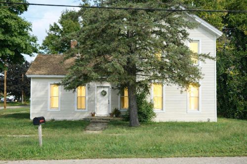 501 E Paw Paw St, Paw Paw, MI, 49079-1636 | Card Image