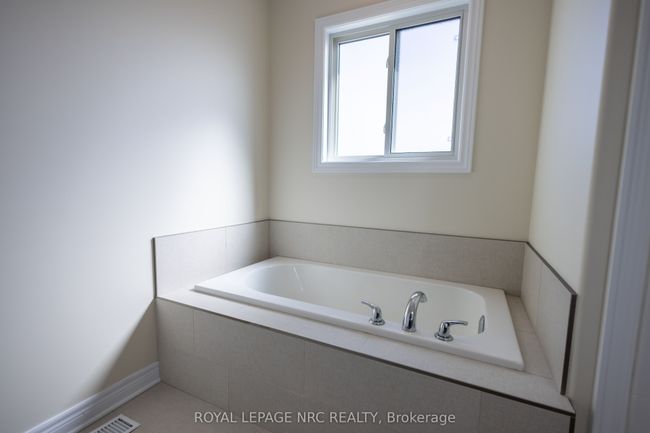 33 Cinnamon St, House other with 3 bedrooms, 3 bathrooms and 2 parking in Thorold ON | Image 14