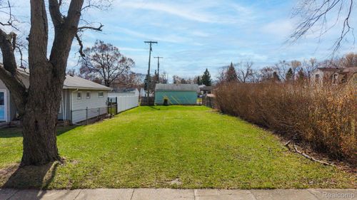 20751 Powers Ave, Dearborn Heights, MI, 48125-2935 | Card Image