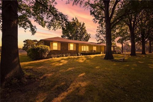 5460 W 175th St, Stilwell, KS, 66085-8731 | Card Image