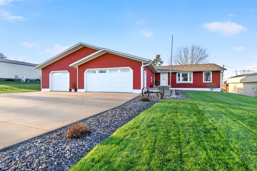 122 Park Ave, Charlotte, IA, 52731-9637 | Card Image