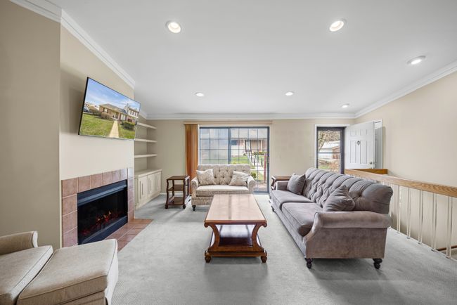 38906 Country Cir, Condo with 2 bedrooms, 3 bathrooms and null parking in Farmington Hills MI | Image 5