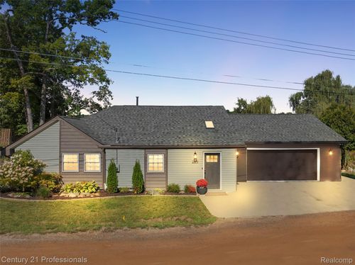 2679 Lakeview Dr, Ortonville, MI, 48462-9215 | Card Image