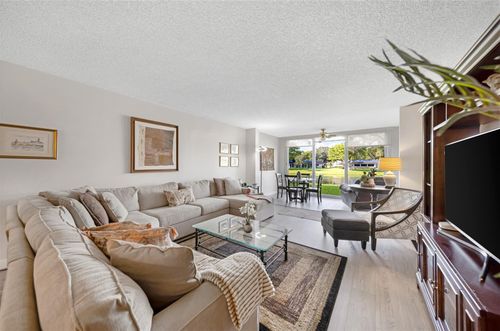 104-3611 Oaks Clubhouse Dr, Pompano Beach, FL, 33069-3600 | Card Image