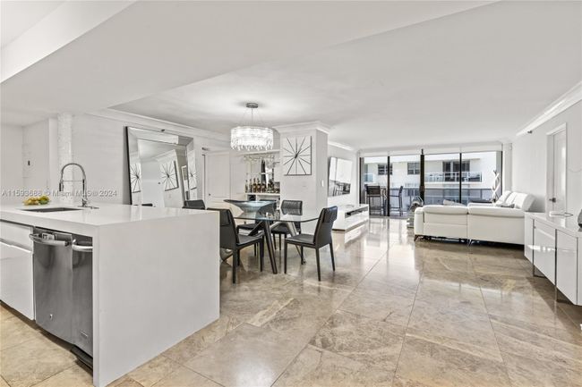 1904 - 5757 Collins Ave, Condo with 2 bedrooms, 2 bathrooms and null parking in Miami Beach FL | Image 5