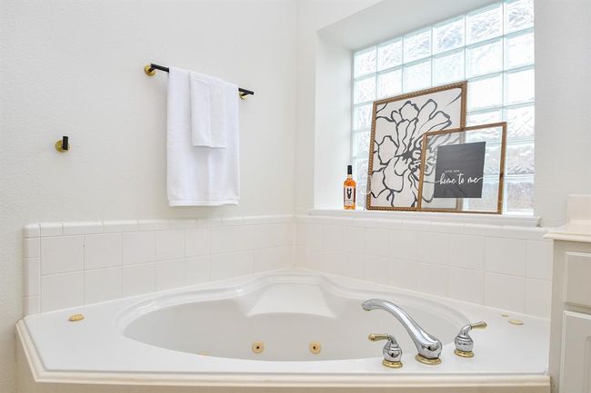 Your soaking tub awaits to close up your day - draw a warm bubble bath and melt away with a glass of wine in hand. | Image 19