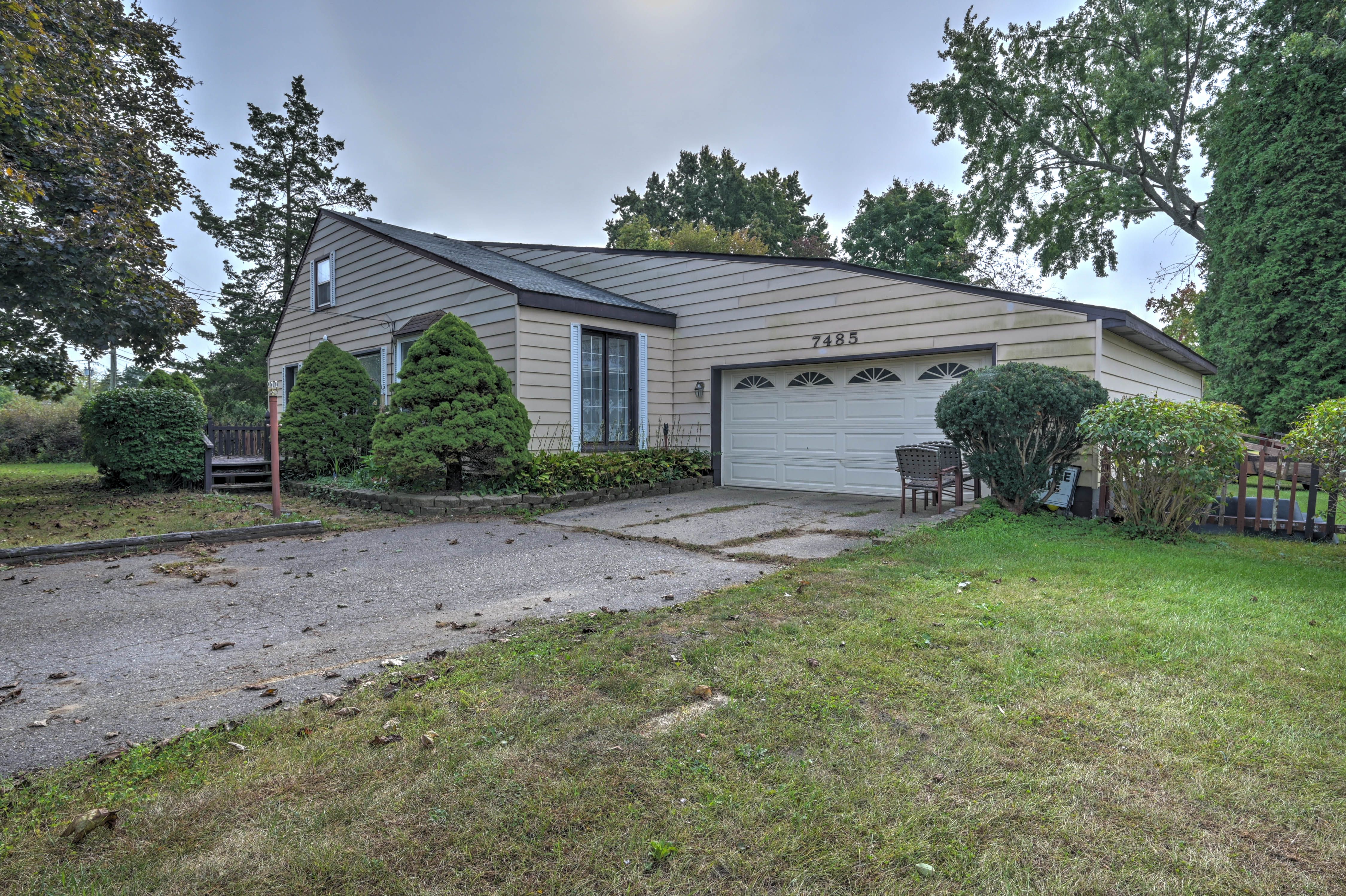 Pontiac Lake Rd, Waterford, MI 48327