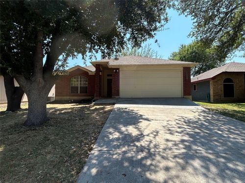 2000 Holly Springs Dr, Taylor, TX, 76574-1738 | Card Image