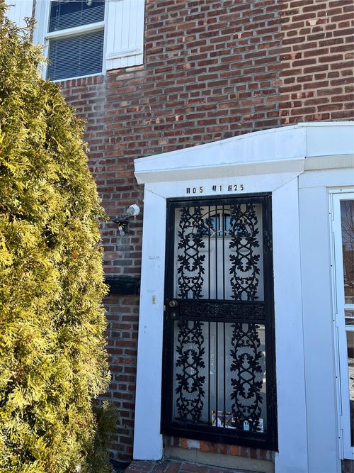 105 225th St, Queens Village, NY, 11429-2401 | Card Image