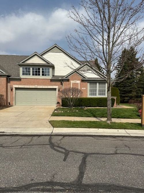 5081 Belmonte Dr, Oakland Twp, MI, 48306-4784 | Card Image