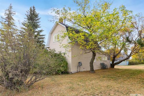 327 Railway Ave, Kerrobert, SK, S0L1R0 | Card Image
