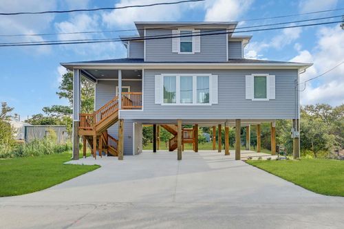 915 Oak Grove St, La Porte, TX, 77571-5836 | Card Image