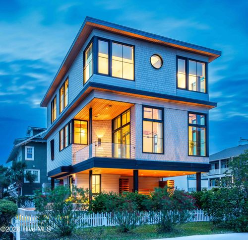 4 Atlanta St W, Wrightsville Beach, NC, 28480-2813 | Card Image