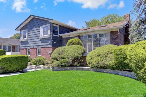 211 Cantiague Rock Rd, Westbury, NY, 11590-2827 | Card Image