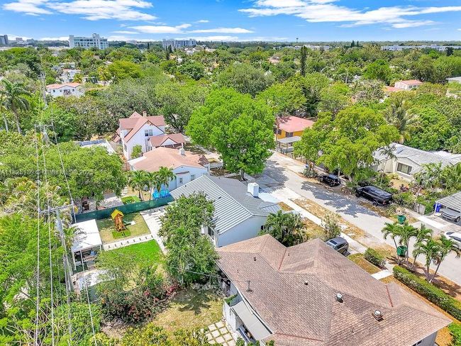 876 Ne 81 St St, House other with 3 bedrooms, 2 bathrooms and null parking in Miami FL | Image 4