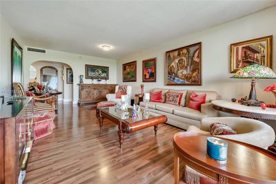 501 - 90 Edgewater Dr, Condo with 2 bedrooms, 2 bathrooms and null parking in Coral Gables FL | Image 2