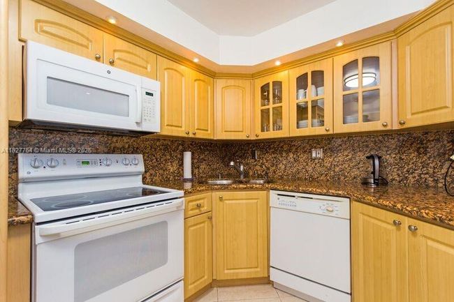 APT-605 - 2655 Collins Ave, Condo with 2 bedrooms, 2 bathrooms and null parking in Miami Beach FL | Image 11