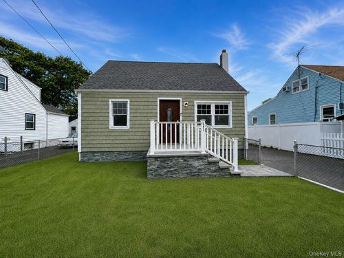 541 N Indiana Ave, Lindenhurst, NY, 11757-3426 | Card Image
