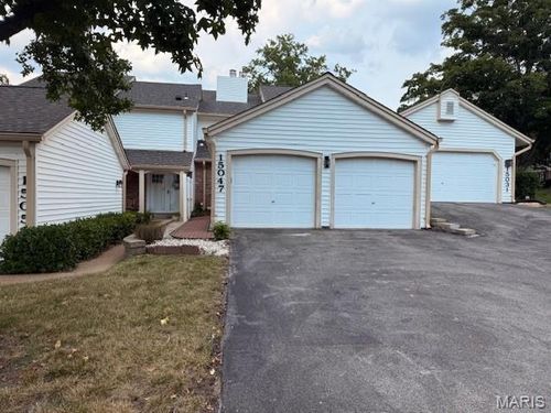15047 Green Circle Dr, Chesterfield, MO, 63017-7824 | Card Image