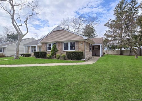 22 Freemont Ln, Coram, NY, 11727-3201 | Card Image
