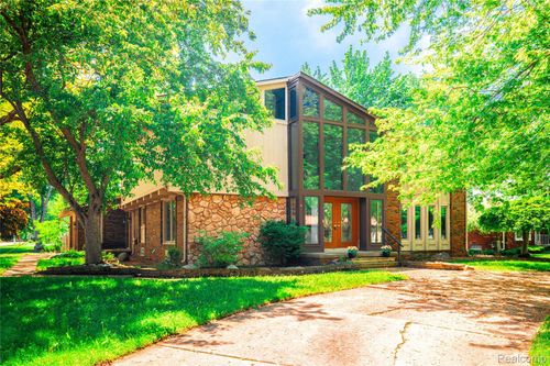 8027 Berkshire Dr, Grosse Ile, MI, 48138-1301 | Card Image