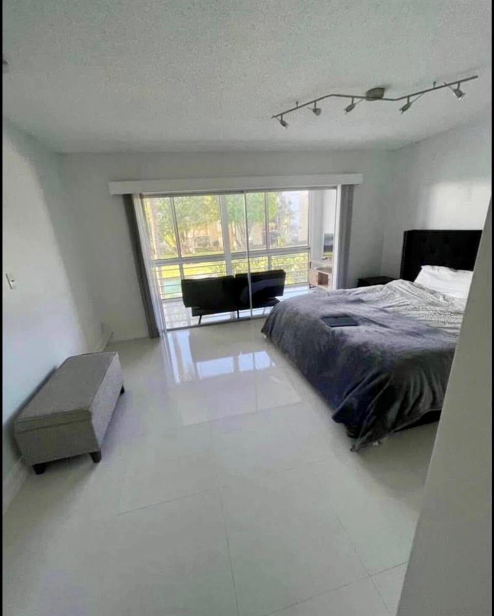 Residential Lease in Lantana 4