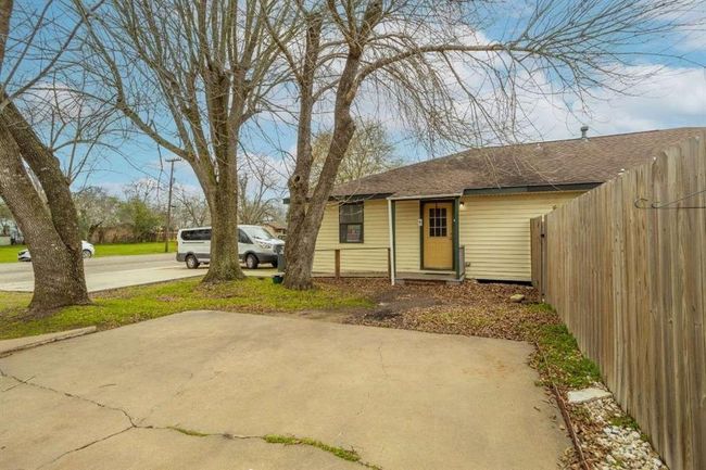 402 W Converse St, House other with 5 bedrooms, 1 bathrooms and null parking in Weimar TX | Image 4