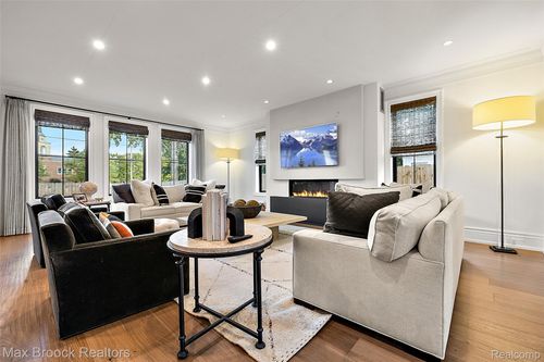 2438 Evergreen Dr, Royal Oak, MI, 48073-3154 | Card Image